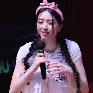 ITZY's innocent idol, Yuna, who doesn't care about white overalls