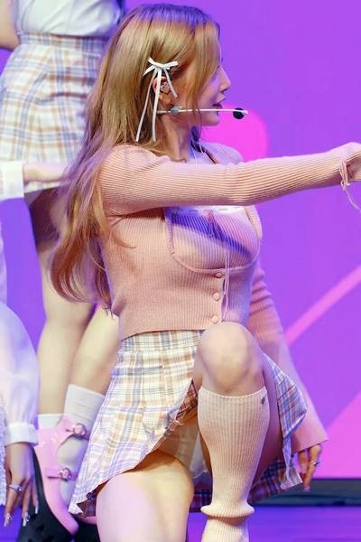 Pink ribbed cardigan check skirt Rocket Punch Yeonhee