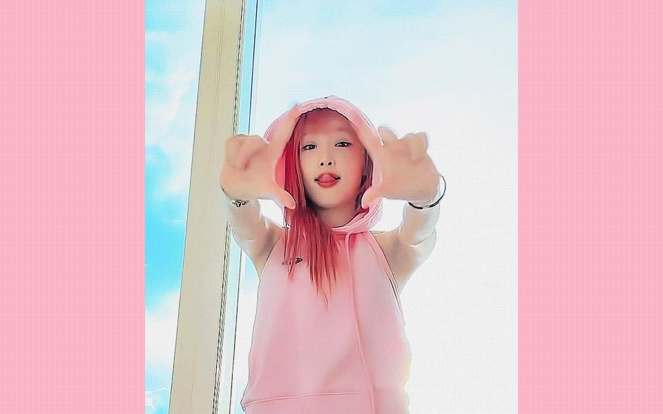 Pink sleeveless hoodie. Fresh armpit Choi Yena