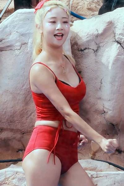 Cheerleader Lim Eun-bi Red Bikini Watery Chest Bone