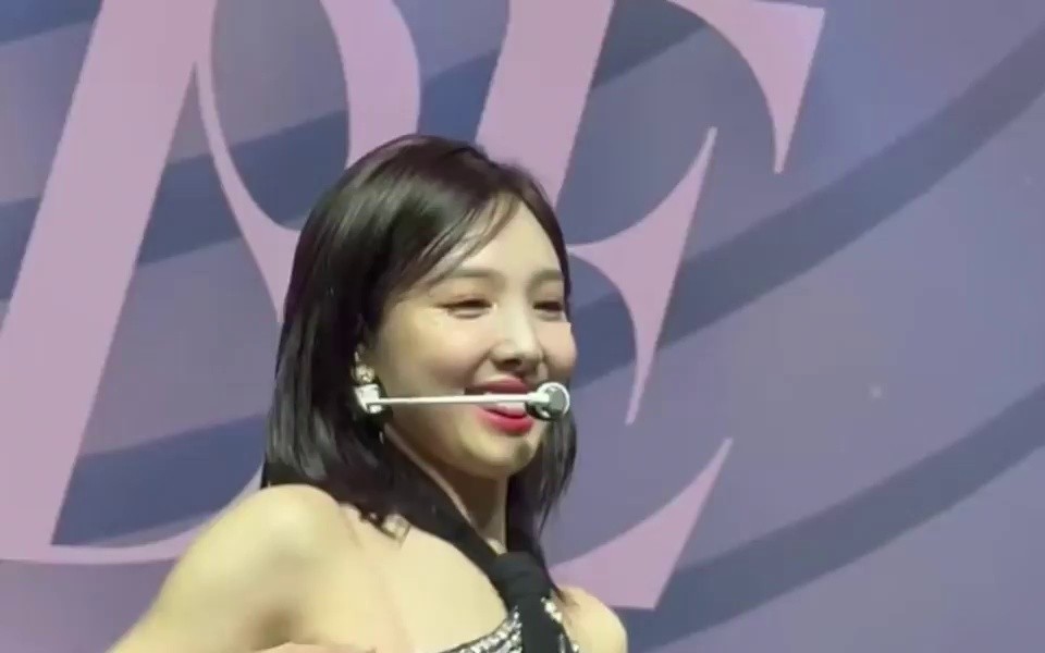 Mint hairband, tube top, hot pants, TWICE NAYEON with her inner muscles