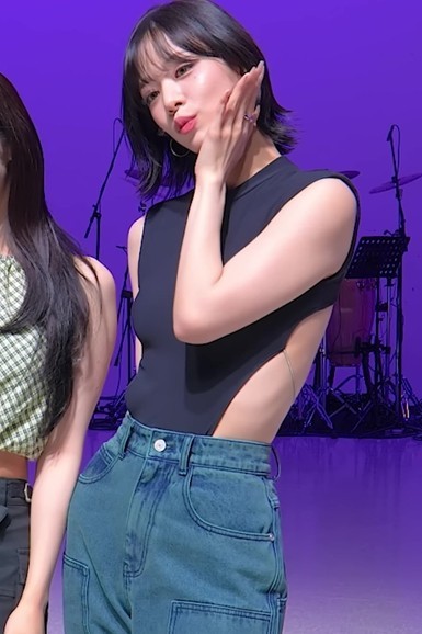 LEE CHAEYOUNG of fromis_9 who shows her sides and back