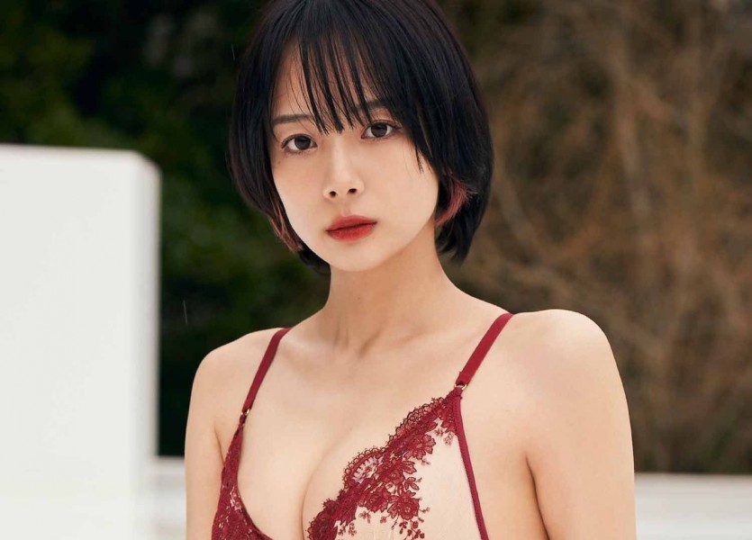 a seductive Japanese gravure model
