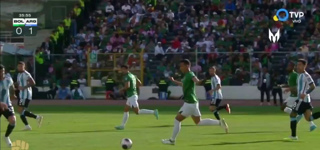 (SOUND)Scene of being tackled by Bolivia vs Argentina Romé(Shaking)