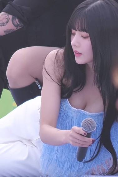 Kwon Eunbi watching from the side