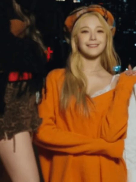 Baek Jiheon of fromis_9 showing off his sexy side