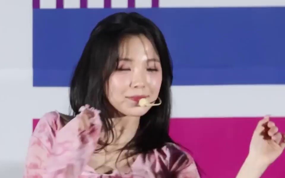 Baek Jiheon of fromis_9 who collects the pink blouse while bending it down