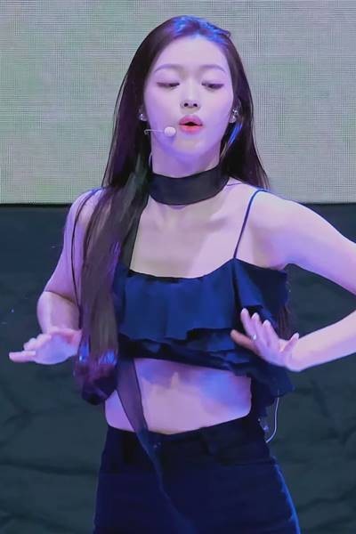 Very small frill crop top, OH MY GIRL YooA