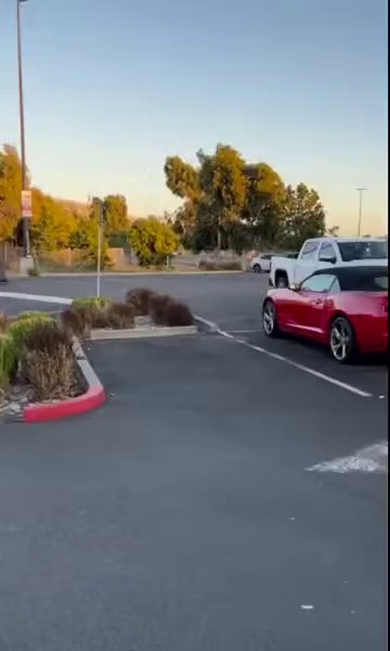 (SOUND)How long it takes for a trunk to pop in a U.S. parking lot