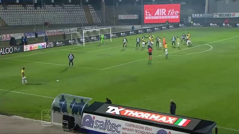 (SOUND)Voice attention Lazio vs. ATM Goalkeeper Lazio Provedel's Theater Goal Scene mp4 where exclamations came out of the mouths of people watching soccer at dawn