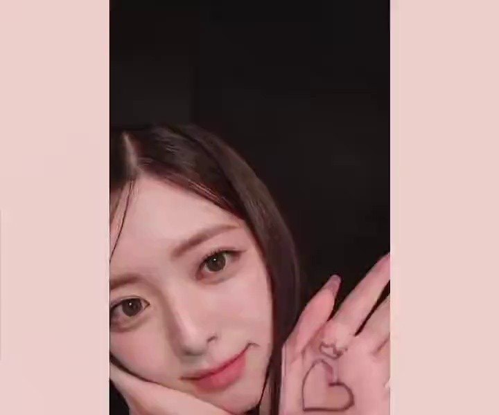 (SOUND)ITZY Yuna is waiting for the video call fan signing event