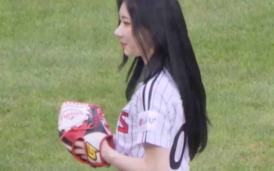 ITZY CHAERYEONG throws the first pitch. Jeans fit