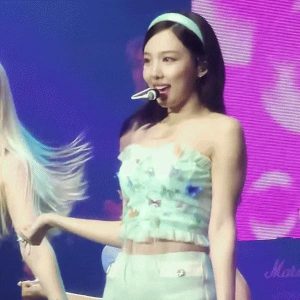 TWICE's NAYEON's glamorous body with a fresh mint color