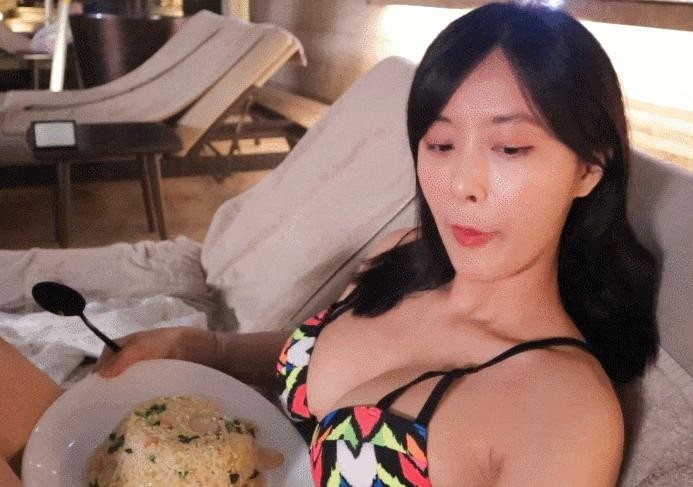 a wife who eats fried rice deliciously