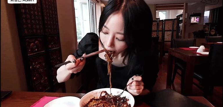 Han Ye Seul's Black Bean Noodles