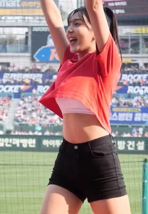 A white bra top in a cropped tee that you can hear under the Moknagyeong cheerleader