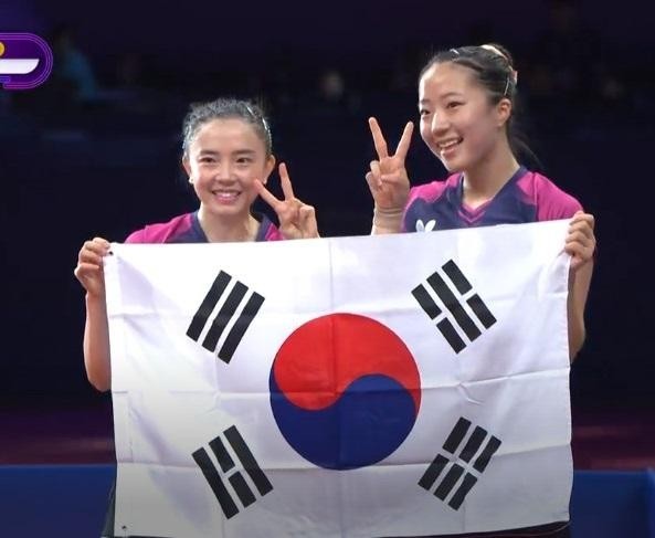 Shin Yu-bin gif to check the location of Taegukgi's gold medal, Taegukgi Gungon Methodist