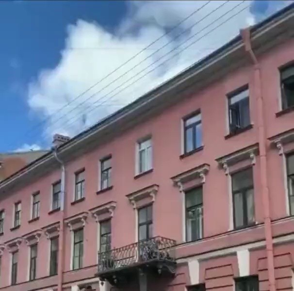(SOUND)A couple fighting on an abhorrent balcony crash