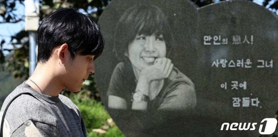 Choi Hwanhee, the son of Choi Jin-sil, who visited the grave of the 15th anniversary. JPG