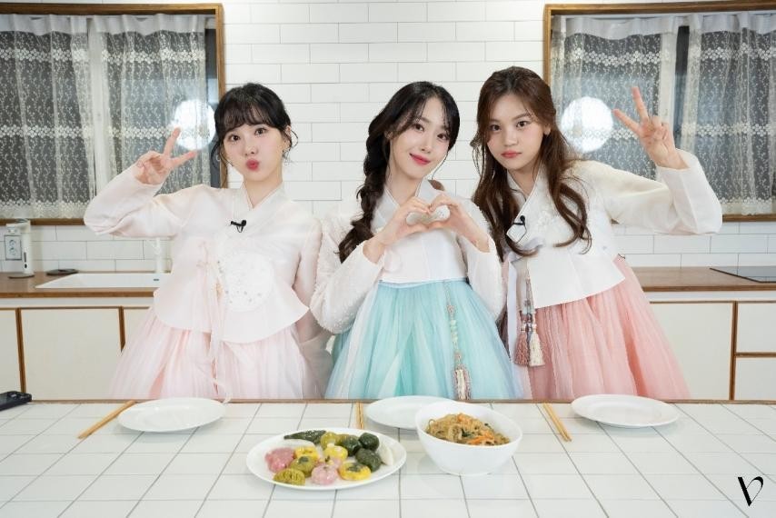 It's Chuseok. Bibi-Ji members in hanbok