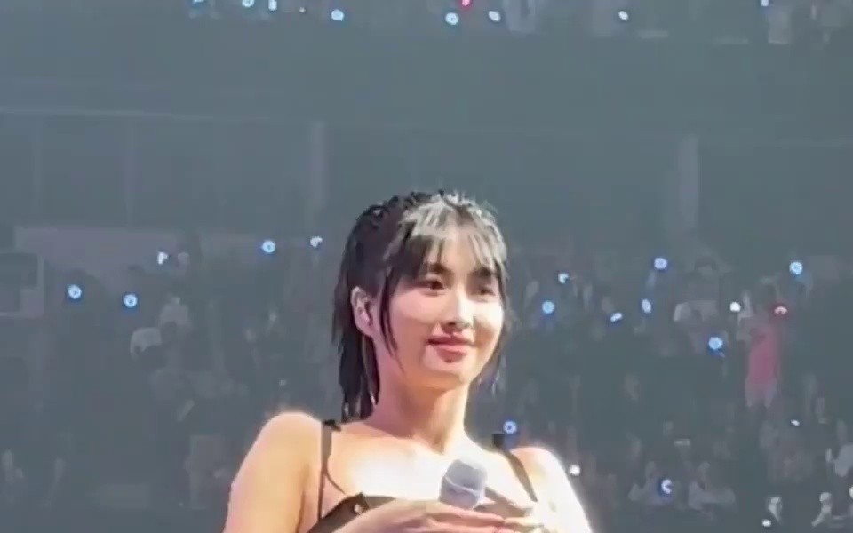 TWICE's MOMO wave right in front of TWICE's concert
