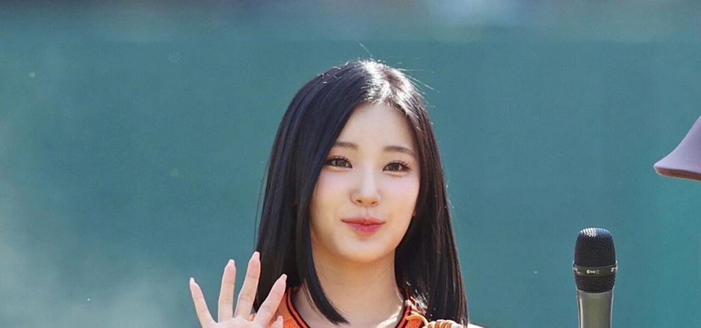 Sohee threw the first pitch