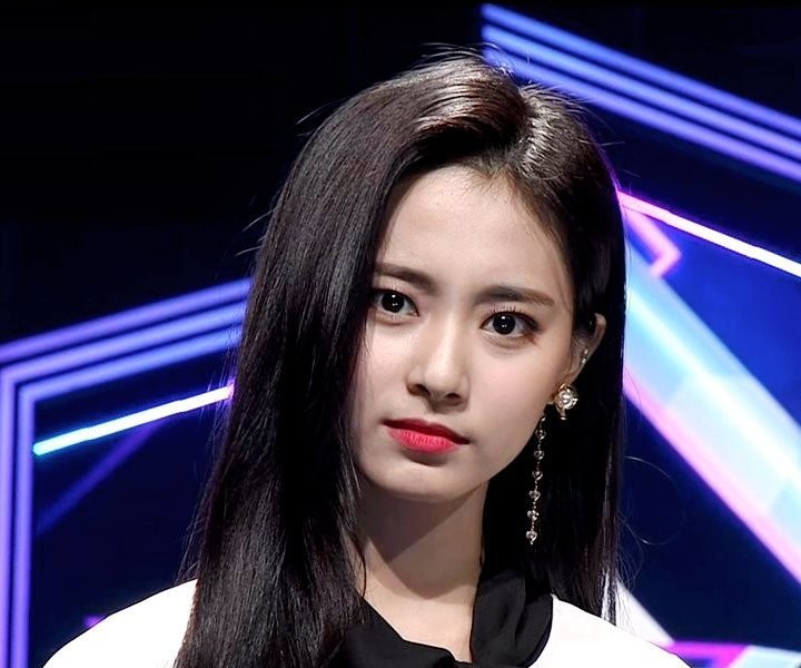 TZUYU, what? TZUYU gets a kiss from the members on "M Countdown"