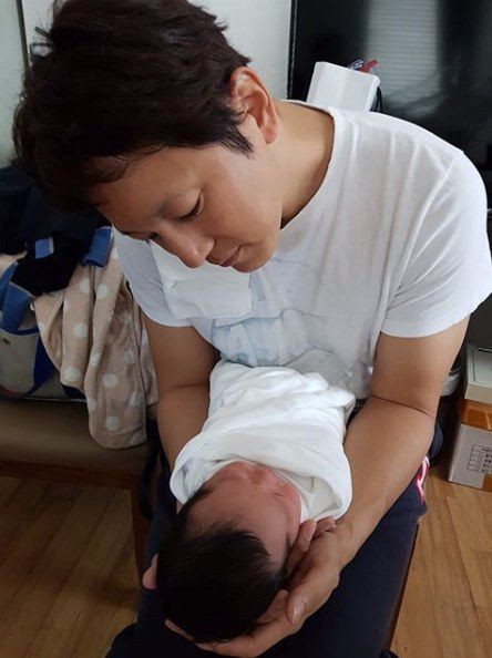 Look at Han Seokjun holding his 3-day-old daughter and dripping honey