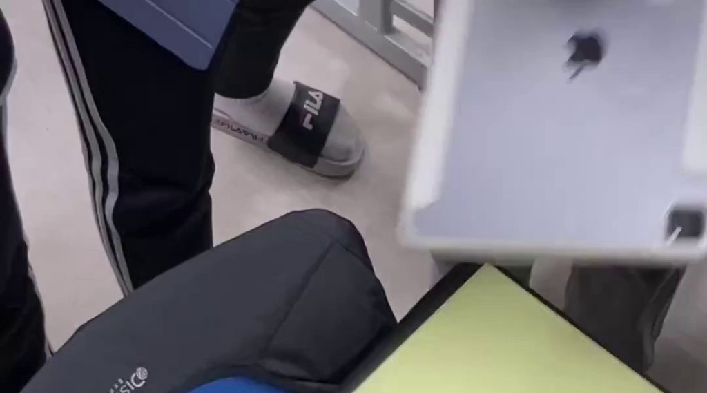 (SOUND)High school students these days love Apple