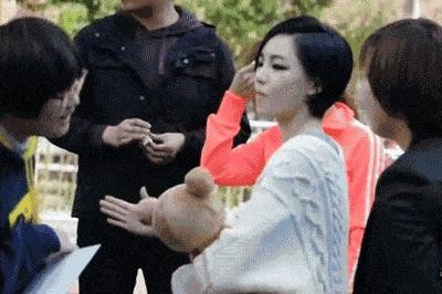 What Gain did when a fan asked me to hit her. Gif