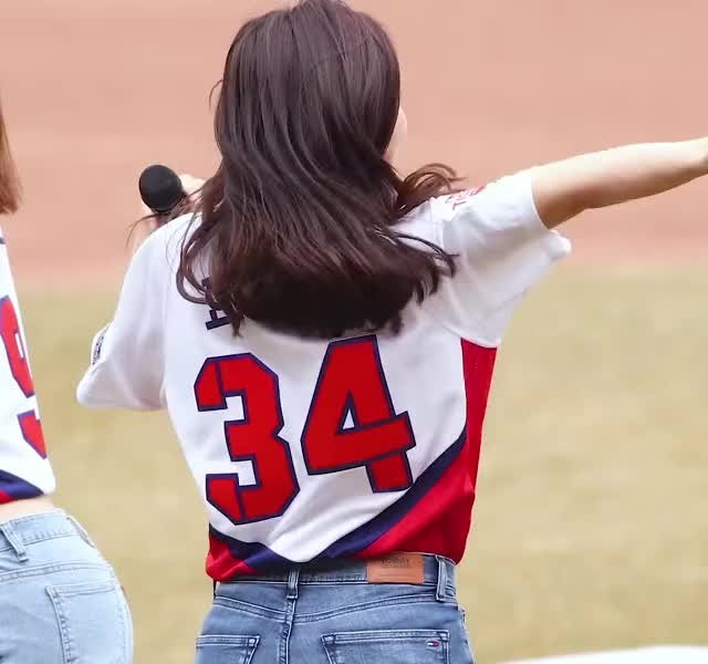Hyojung's back in jeans