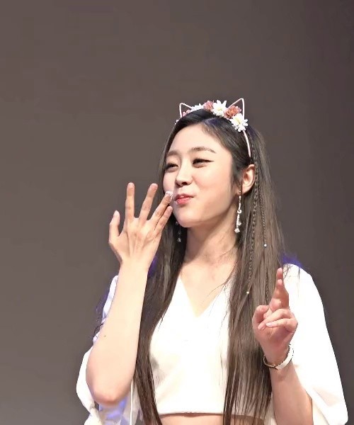 SEO JISOO, a desert fox who swabs whipped cream on her finger and spits her tongue