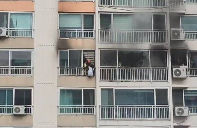 A female student hanging from the railing on the 11th floor of a fire apartment...Gyeonggi Fire Protection Dramatic Rescue