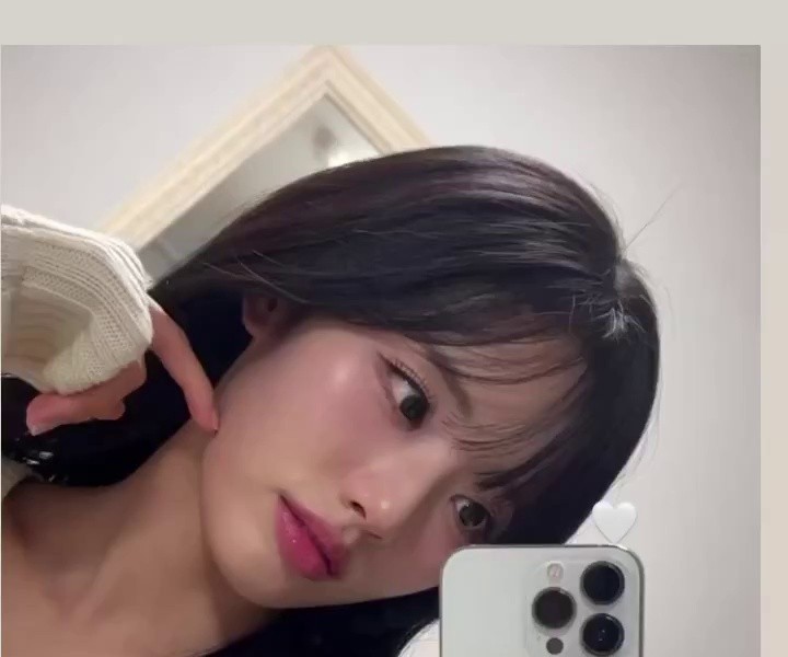 (SOUND)Park Jiwon of fromis_9 took a mirror selfie wearing a white sweater