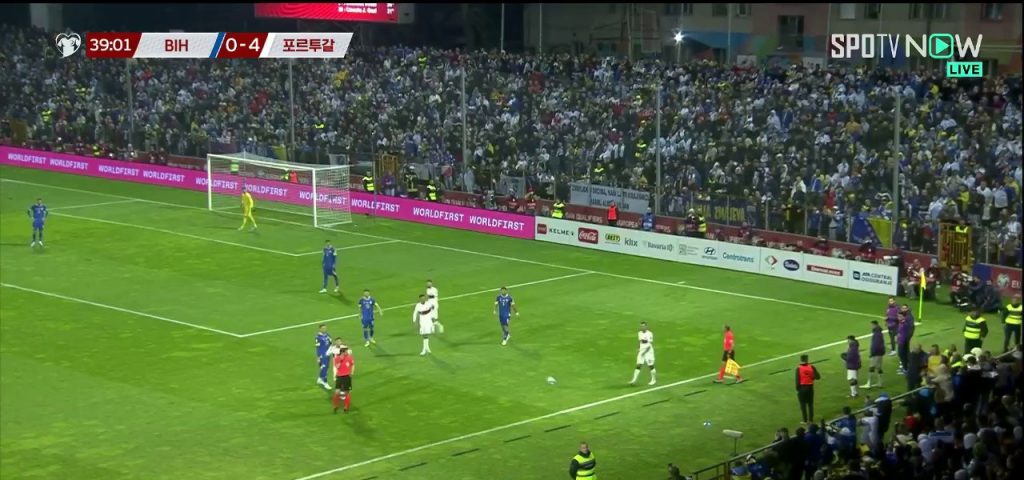 (SOUND)Bosnia vs. Portugal. The crowd who stormed in to get Ronaldo's signature is caught (Singing "Shaking". (Singing "Shaking"