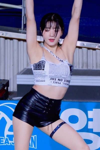 (SOUND)Close-up cropped sleeveless gartering leather shorts Jung Yu-mi cheerleader