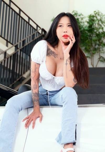 Model Yewon Large Chest Jeans Fit with Volume