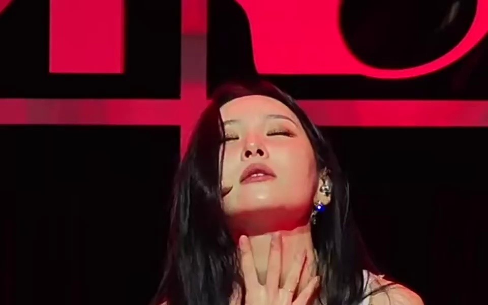 SUNMI is bowing down at the showcase