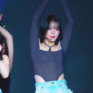 It's a thin bodysuit that even shows the bra brand. See-through fromis_9's Lee Chaeyoung