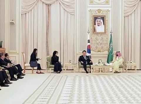 arrangement of seats in Saudi talks