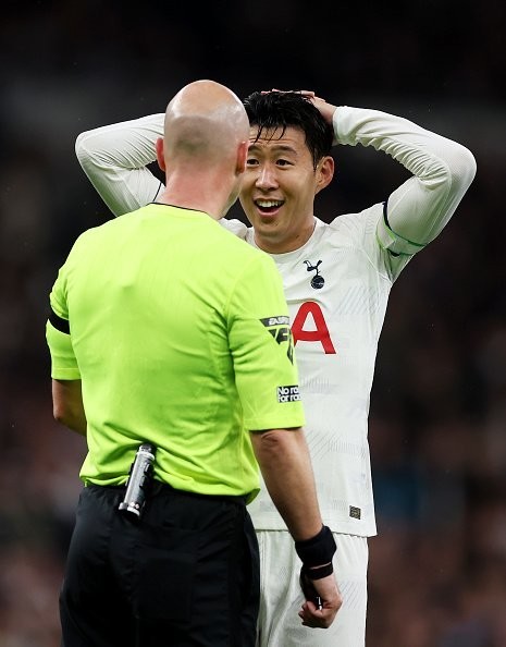 Son Heung-min dancing zero in front of referee Taylor