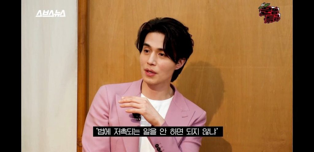 When asked how he came from the entertainment industry without much controversy, Lee Dongwook said a famous saying.jpg
