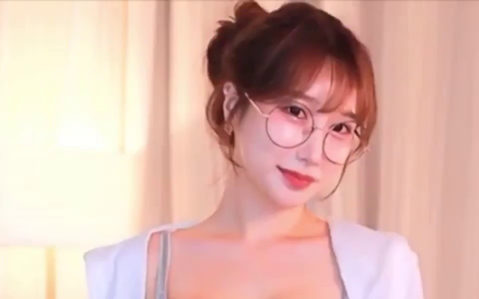 Glasses on Grillayoung Gray Straps Down and Dumpy Seomgol Bounce