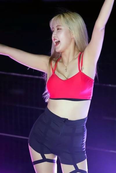 (SOUND)Black bra red bra top chest dribble Kim Han-seul cheerleader