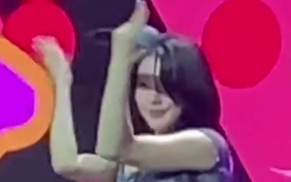 (G)I-DLE's Miyeon tank top is a smooth ant waist