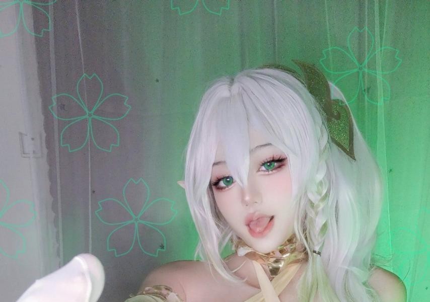 Elf girl cosplay
