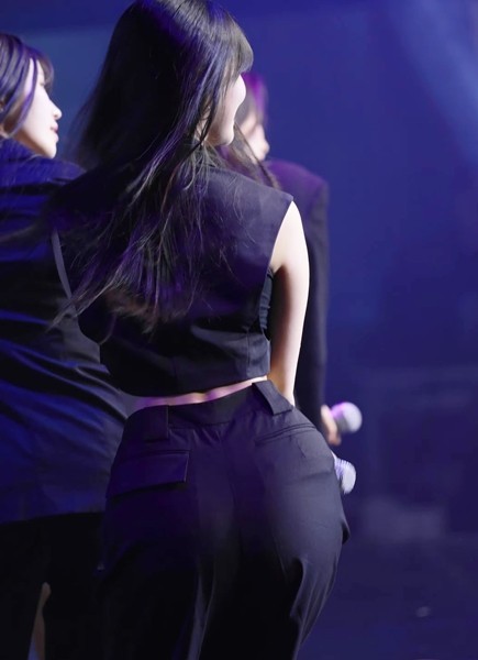 The back of wide pants is fromis_9 Baek Jiheon