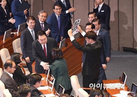 Representative Kang Sung-hee picked at Kyong!