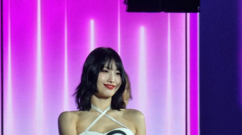 TWICE's SANA and MOMO look like a swimsuit that reminds you of Round Girl