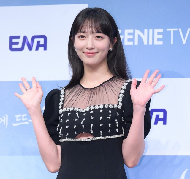 Pyo Yejin Black Dress Unexpected Under Boop Exposure - Moon Production Presentation in the Daytime
